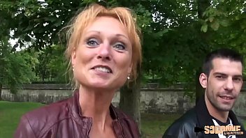 Развратная женщина в возрасте с большими сиськами дала в парке смотреть на xvideos